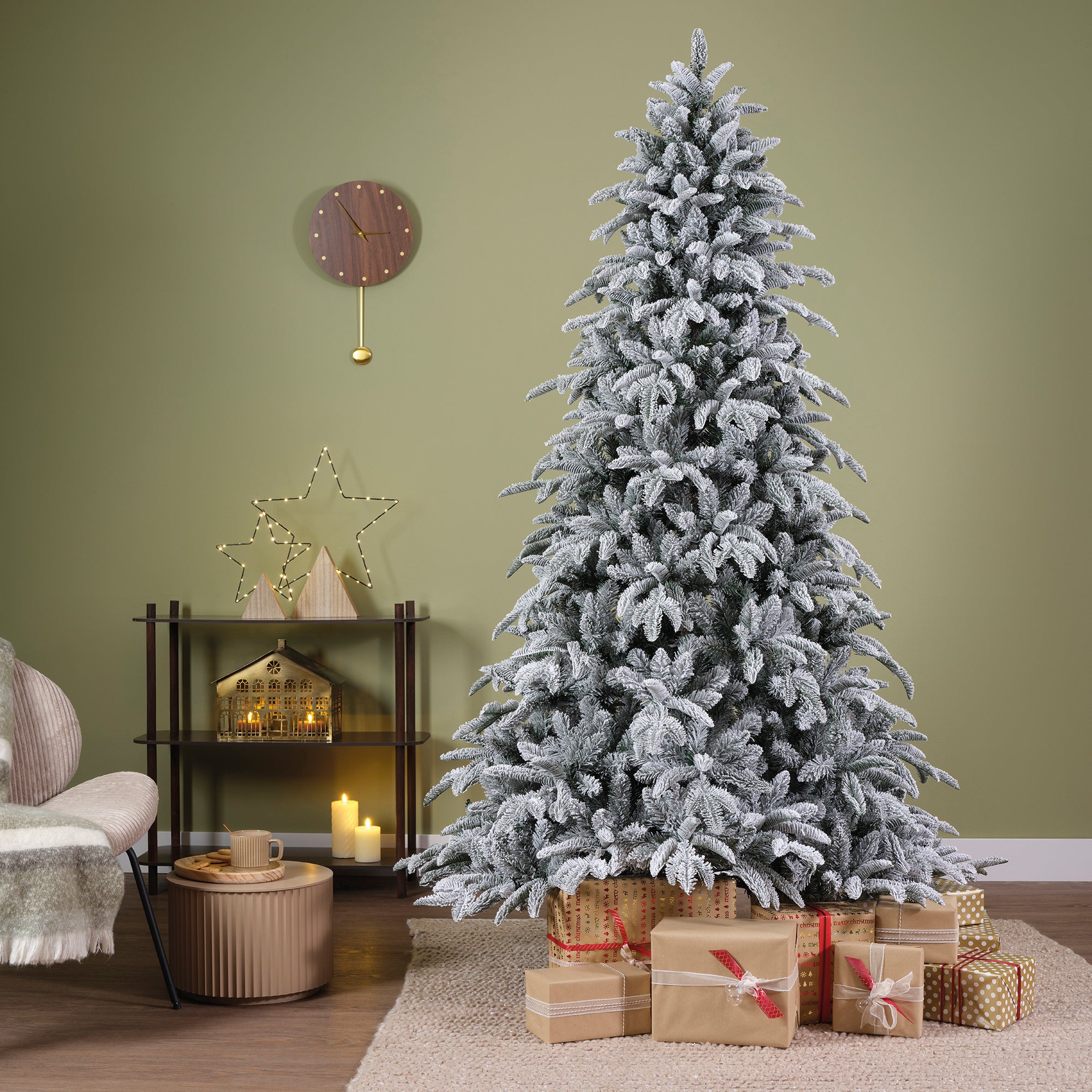 Everlands 210 cm Levi Snowy Christmas Tree